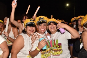 Aruba a goza di Fakkel Optocht cu hopi ambiente y musica