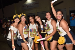 Aruba a goza di Fakkel Optocht cu hopi ambiente y musica