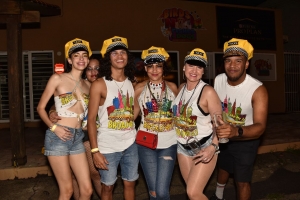 Aruba a goza di Fakkel Optocht cu hopi ambiente y musica