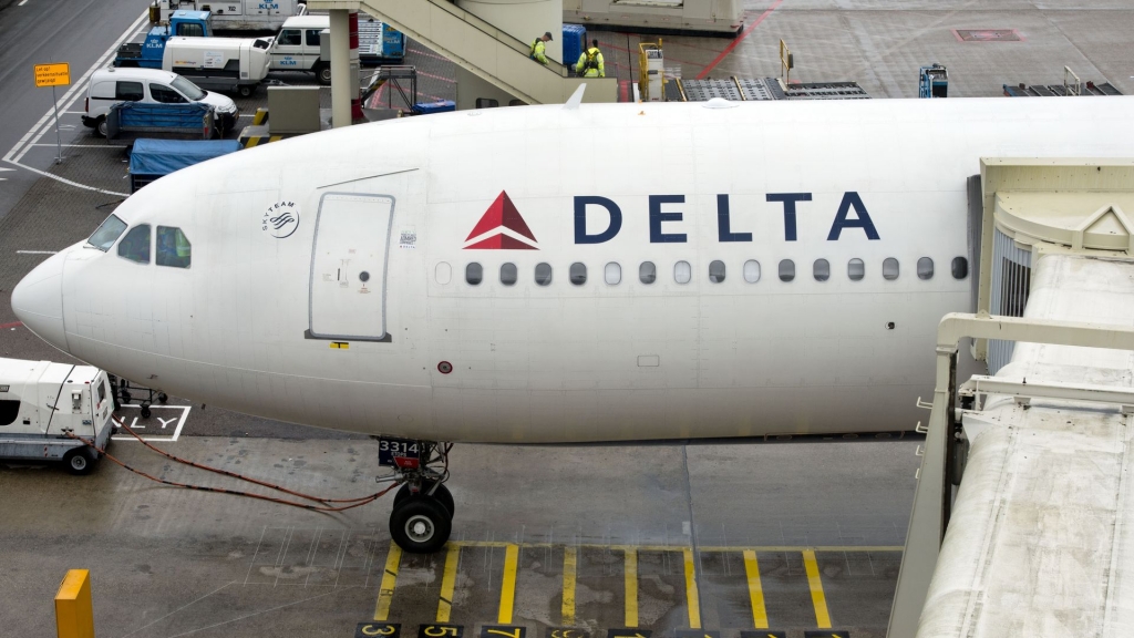 Avion di Delta a aterisa riba parti prome cu e pista na Schiphol