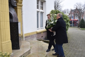 Minister y director a.i. Arubahuis a pone flor ba busto di Betico pa Dia di Betico  