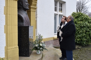 Minister y director a.i. Arubahuis a pone flor ba busto di Betico pa Dia di Betico  