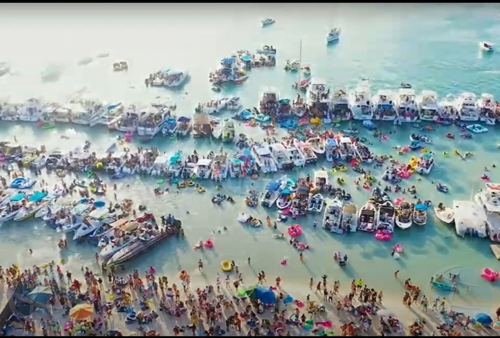 Wardacosta, Polis y Guarda nos Costa controlna riba lama durante Boat Fest