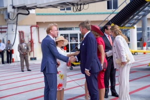 Bista fotografico di yegada di Famia Real na aeropuerto di Aruba