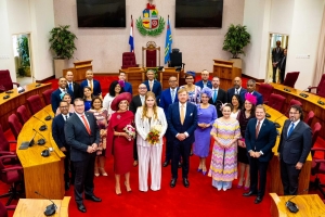 Famia Real a bishita Parlamento y Cocolishi pa topa cu gobernantenan 
