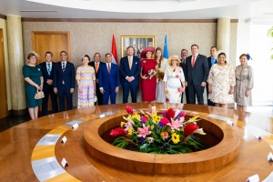 Famia Real a bishita Parlamento y Cocolishi pa topa cu gobernantenan 