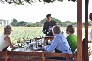 Famia Real a disfruta di e bishita na Royal Aruba Aloë  