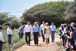 Famia Real a disfruta di e bishita na Royal Aruba Aloë  