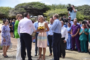 Famia Real a disfruta di e bishita na Royal Aruba Aloë  