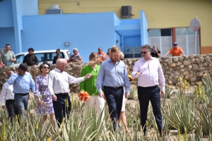 Famia Real a disfruta di e bishita na Royal Aruba Aloë  