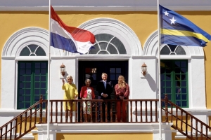Famia Real a recori cayanan di Willemstad riba nan di prome dia oficial na Corsou