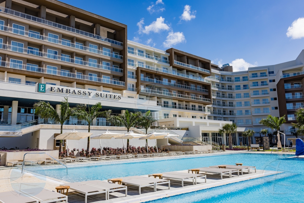 Despues di un poco retraso Embassy Suites by Hilton a ricibi su prome huesped na Aruba