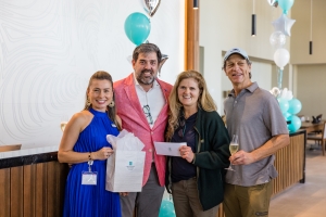 Tom y Merry Kelly tabata e prome huespednan di Embassy Suites by Hilton Aruba Resort