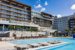 Tom y Merry Kelly tabata e prome huespednan di Embassy Suites by Hilton Aruba Resort