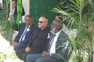 Prome minister di Corsou a bin Aruba pa entiero di su amigo, ex Parlamentario Melvin Tromp 
