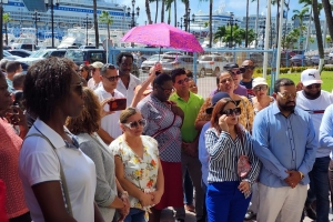 Iglesianan Cristian di Aruba a protesta dilanti Bestuurskantoor 