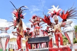 Parada grandi di San Nicolas tabata mas chikito cu normal pero bunita 