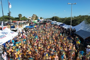 Mas of menos 2200 persona a participa den e parada grandi di carnaval 69 na Playa