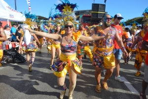 Mas of menos 2200 persona a participa den e parada grandi di carnaval 69 na Playa