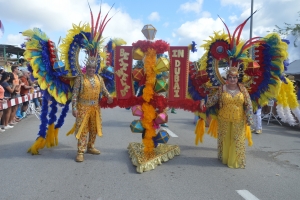 Mas of menos 2200 persona a participa den e parada grandi di carnaval 69 na Playa