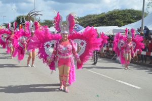 Mas of menos 2200 persona a participa den e parada grandi di carnaval 69 na Playa