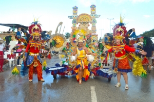 Mas of menos 2200 persona a participa den e parada grandi di carnaval 69 na Playa