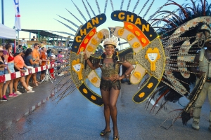 Mas of menos 2200 persona a participa den e parada grandi di carnaval 69 na Playa