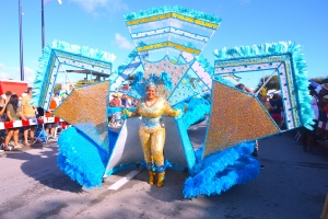 Mas of menos 2200 persona a participa den e parada grandi di carnaval 69 na Playa