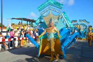 Mas of menos 2200 persona a participa den e parada grandi di carnaval 69 na Playa
