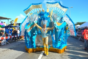 Mas of menos 2200 persona a participa den e parada grandi di carnaval 69 na Playa