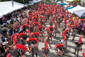 Mas of menos 2200 persona a participa den e parada grandi di carnaval 69 na Playa