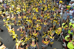 Mas of menos 2200 persona a participa den e parada grandi di carnaval 69 na Playa
