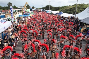 Mas of menos 2200 persona a participa den e parada grandi di carnaval 69 na Playa