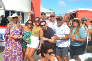 Publico a goza y buta ambiente tambe banda di caminda diadomingo 