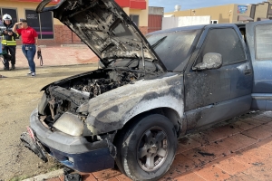 Motor di pickup a pega candela den De La Salle Straat awe mainta