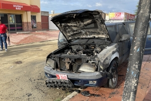 Motor di pickup a pega candela den De La Salle Straat awe mainta