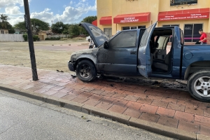 Motor di pickup a pega candela den De La Salle Straat awe mainta