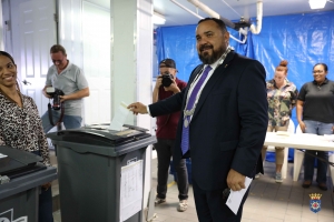 Gezaghebber Edison Rijna a vota pa eleccion di Conseho Insular