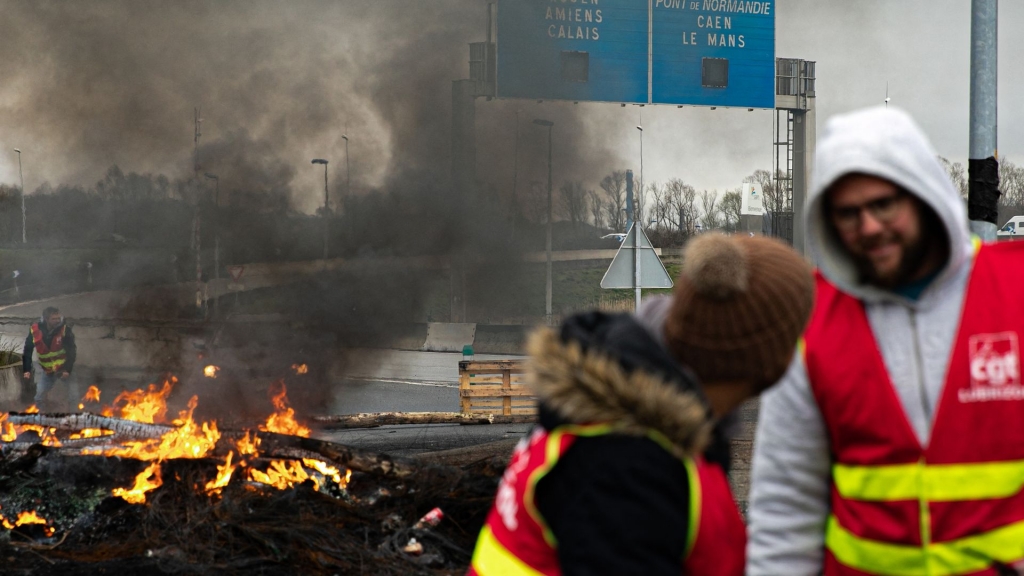 Welga na Francia contra reforma di pensioen ta continua cu blokeo den e pais