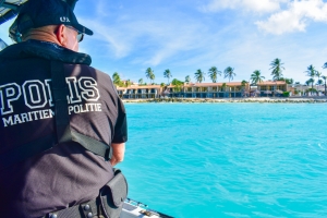 Polis lo tin tres post pa campamento parti den diferente districto