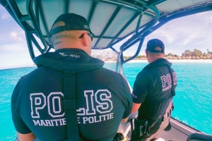 Polis lo tin tres post pa campamento parti den diferente districto
