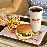 Wendy’s Aruba ta introduci un pan, wrap, salada y campaña nobo