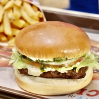 Wendy’s Aruba ta introduci un pan, wrap, salada y campaña nobo