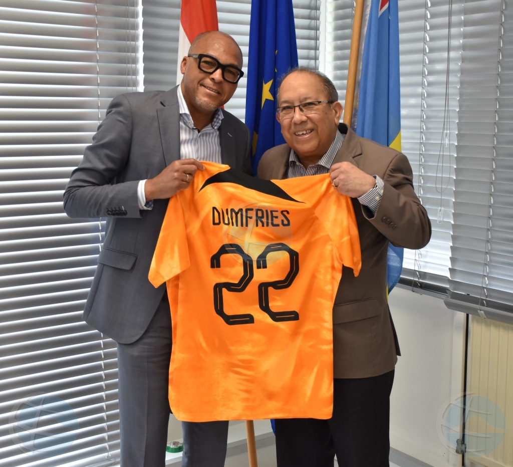 noticiacla-tata-di-futbolista-denzel-dumfries-a-bishita-minister-thijsen