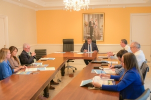 Minister a ricibi e relato anual di Setar N.V.
