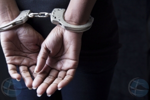 Afpakteam a detene sospechoso femenino pa malversacion di 2.4 miyon florin