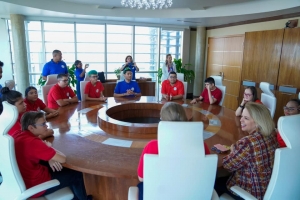 Hobenan special di Muchila Creativo a bishita Gobierno di Aruba 