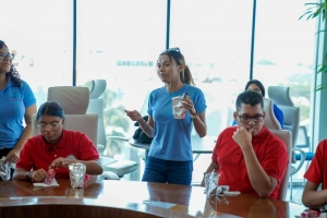 Hobenan special di Muchila Creativo a bishita Gobierno di Aruba 