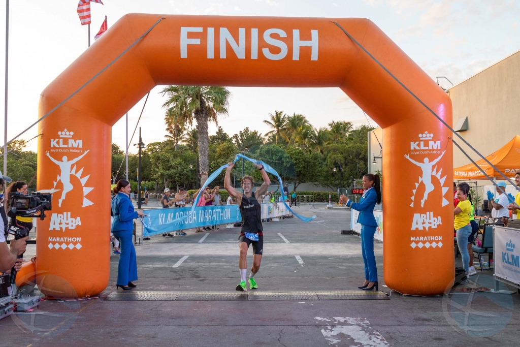Ricardo Scholten y Sandra Rodriguez a gana e KLM Aruba Marathon 2023