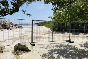 DNM ta hiba Embassy Suites corte pa claridad riba asunto di beach 